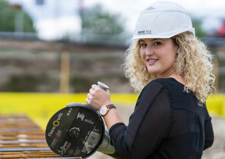 Vakman van demt-flex aan het werk op de bouwplaats