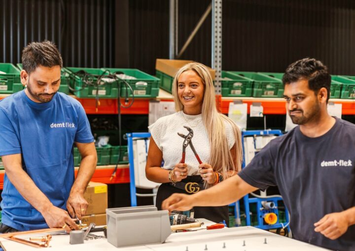 Loodgieter van demt-flex werkt aan leidingen