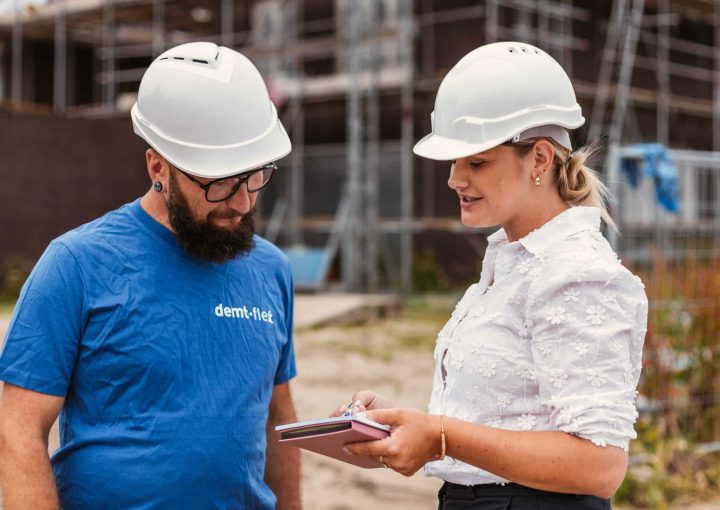 Overleg op de bouwplaats, uitzendkrachten aan het werk. Werken via een uitzendbureau - demt-flex