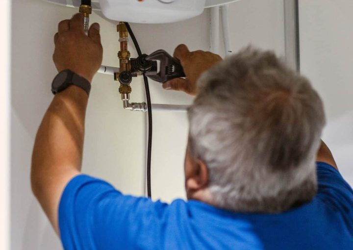 Zajęty instalacją centralnego ogrzewania - praca jako monter - demt-flex