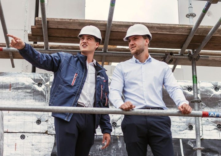 Twee personeelsleden:relatiemanagers van demt-flex op de steiger op de bouwplaats - voor- en nadelen vaste medewerker - demt-flex