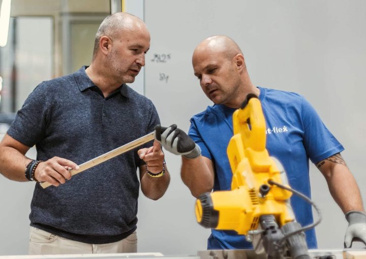 Twee collega's van demt-flex aan de slag met de houtmachine - technisch personeel vinden - demt-flex