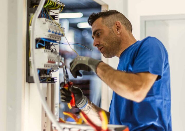 Elektricien aan het werk met elektra, elektricien salaris 2026, demt-flex