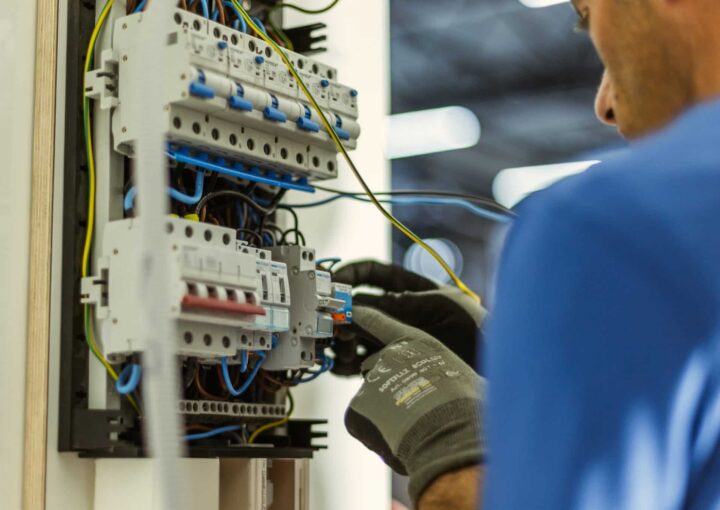 Elektromonteur werkt aan een verdeelkast, vakmensen inhuren Brabant - demt-flex