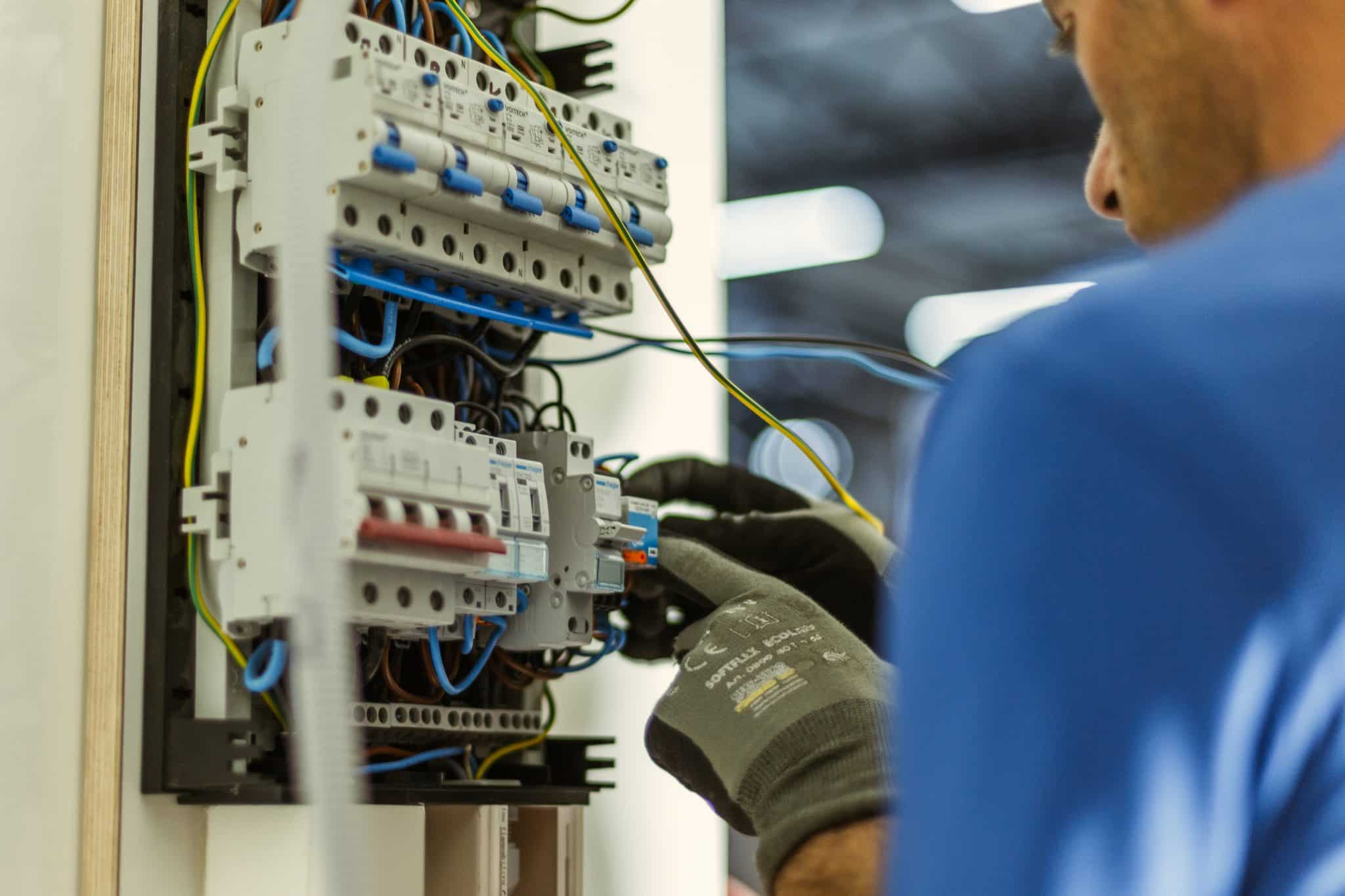 Elektromonteur werkt aan een verdeelkast, vakmensen inhuren Brabant - demt-flex