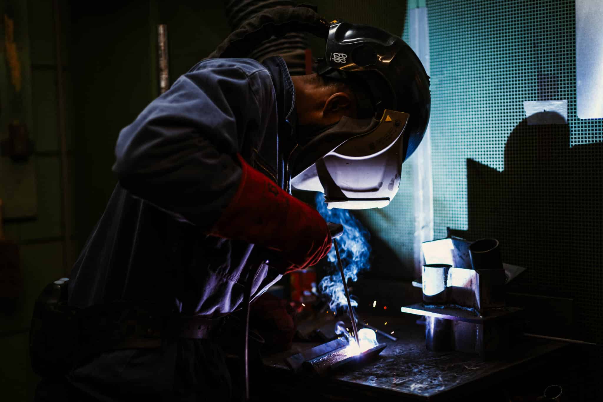 Metaalbewerking in de werkplaats, de omgeving waarin een CNC operator in de metaal werkt