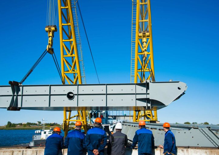 Werken in de scheepsbouw: Schip lading aan het water