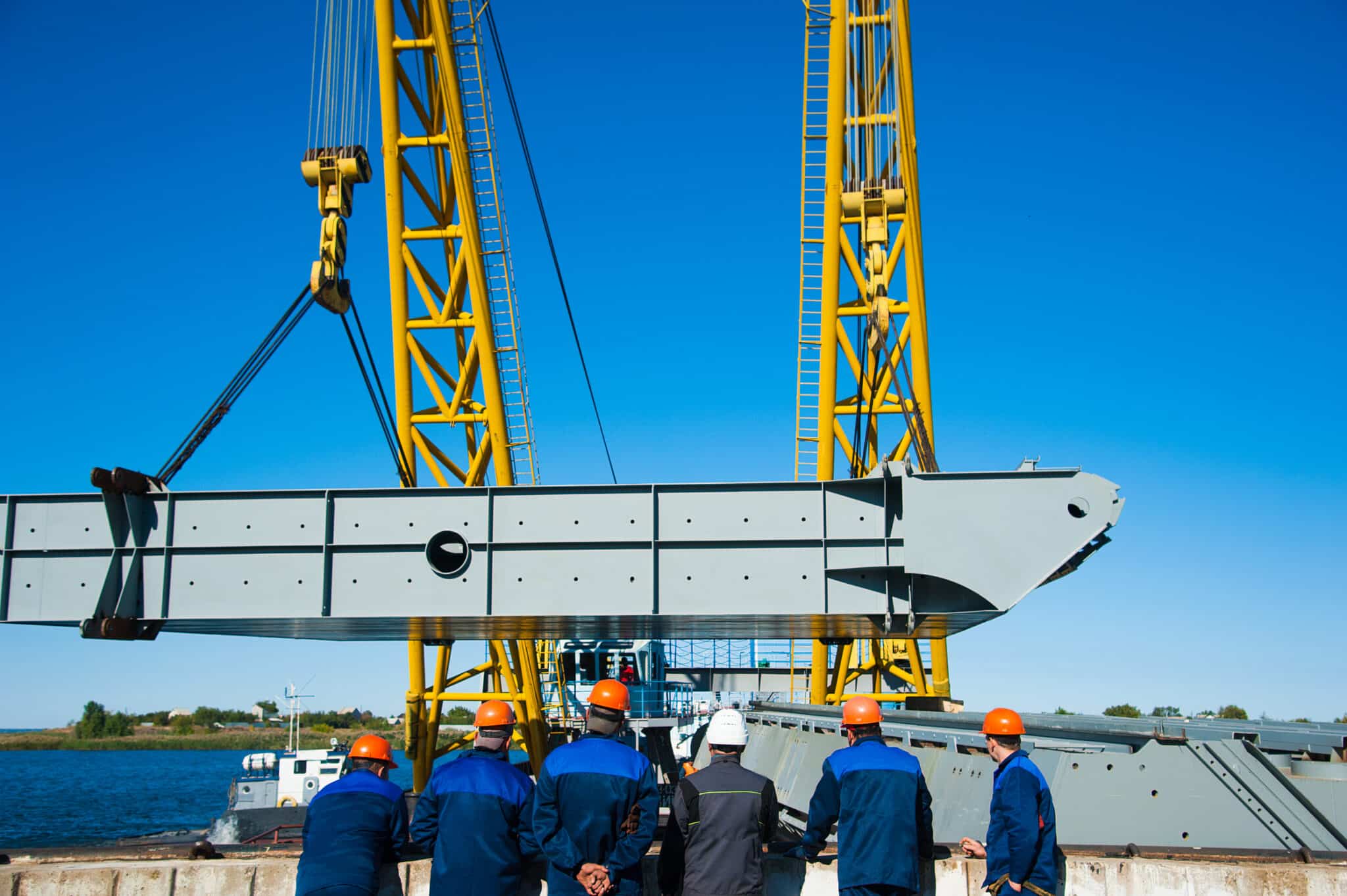 Werken in de scheepsbouw: Schip lading aan het water