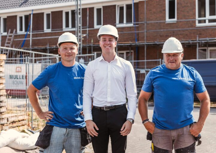 Tevreden vakmensen op de bouwplaats na invulling vacature zzp bouw
